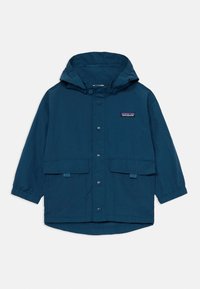 Veste en nylon bleue avec capuche, dotée d'une fermeture à pression à l'avant, de deux grandes poches avant et de poignets élastiques. Logo Patagonia sur le haut à gauche.
