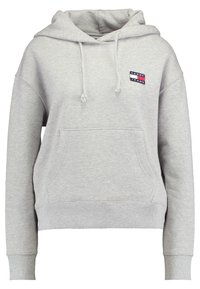 Sudadera gris hecha de mezcla de algodón. Cuenta con un bolsillo tipo canguro, puños acanalados y un pequeño parche con el logo en rojo, blanco y azul.