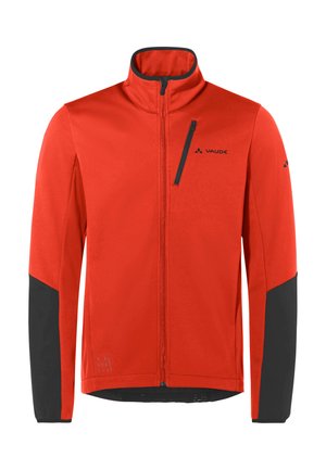 Giacca softshell rossa con dettagli neri, colletto alto, zip frontale completa e tasca sul petto con zip. Caratterizzata da una trama liscia e un design sportivo.