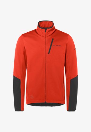 Giacca softshell rossa con dettagli neri, colletto alto, zip frontale completa e tasca sul petto con zip. Caratterizzata da una trama liscia e un design sportivo.