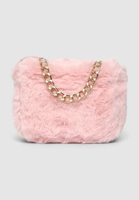 Różowa torebka z sztucznego futra o puszystej teksturze, z złotym łańcuszkiem do noszenia. Torebka ma prostokątny kształt z miękkimi krawędziami i prostym wzornictwem.