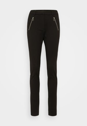 Čierne slim-fit nohavice vyrobené z mäkkej tkaniny, s dvoma zipsovými vreckami na prednej strane a hladkou textúrou. Strih prispôsobený postave s stredným pásom.