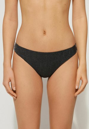 Bas de bikini noir en tissu scintillant, design à taille moyenne, ouvertures de jambe à haute découpe et texture lisse avec des bretelles latérales étroites.