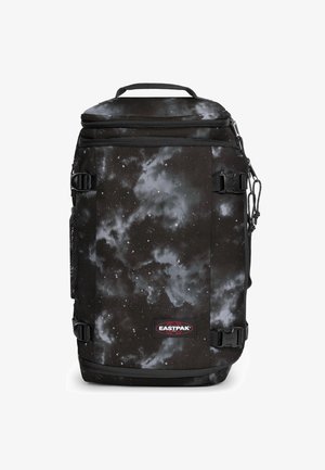 Sac à dos noir avec un imprimé galaxie présentant des nuages gris tourbillonnants et des étoiles blanches. Fabriqué en matériau durable avec fermetures à glissière et bretelles.