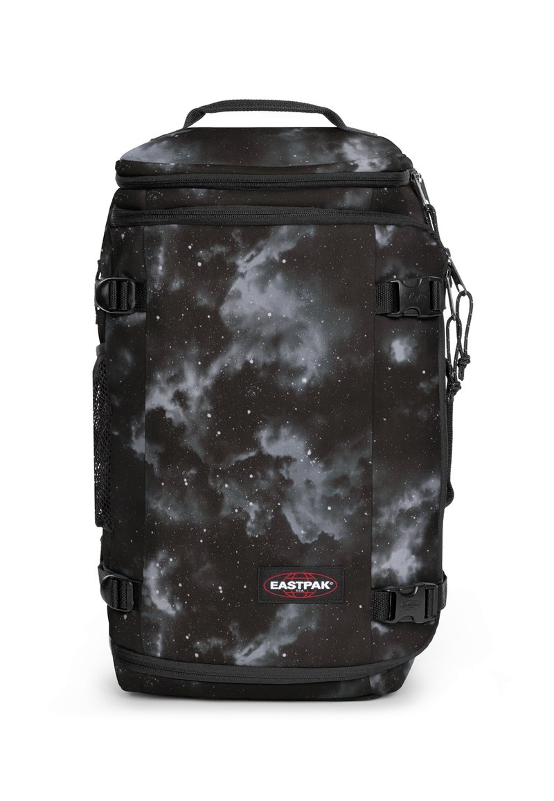 Sac à dos noir avec un imprimé galaxie présentant des nuages gris tourbillonnants et des étoiles blanches. Fabriqué en matériau durable avec fermetures à glissière et bretelles.
