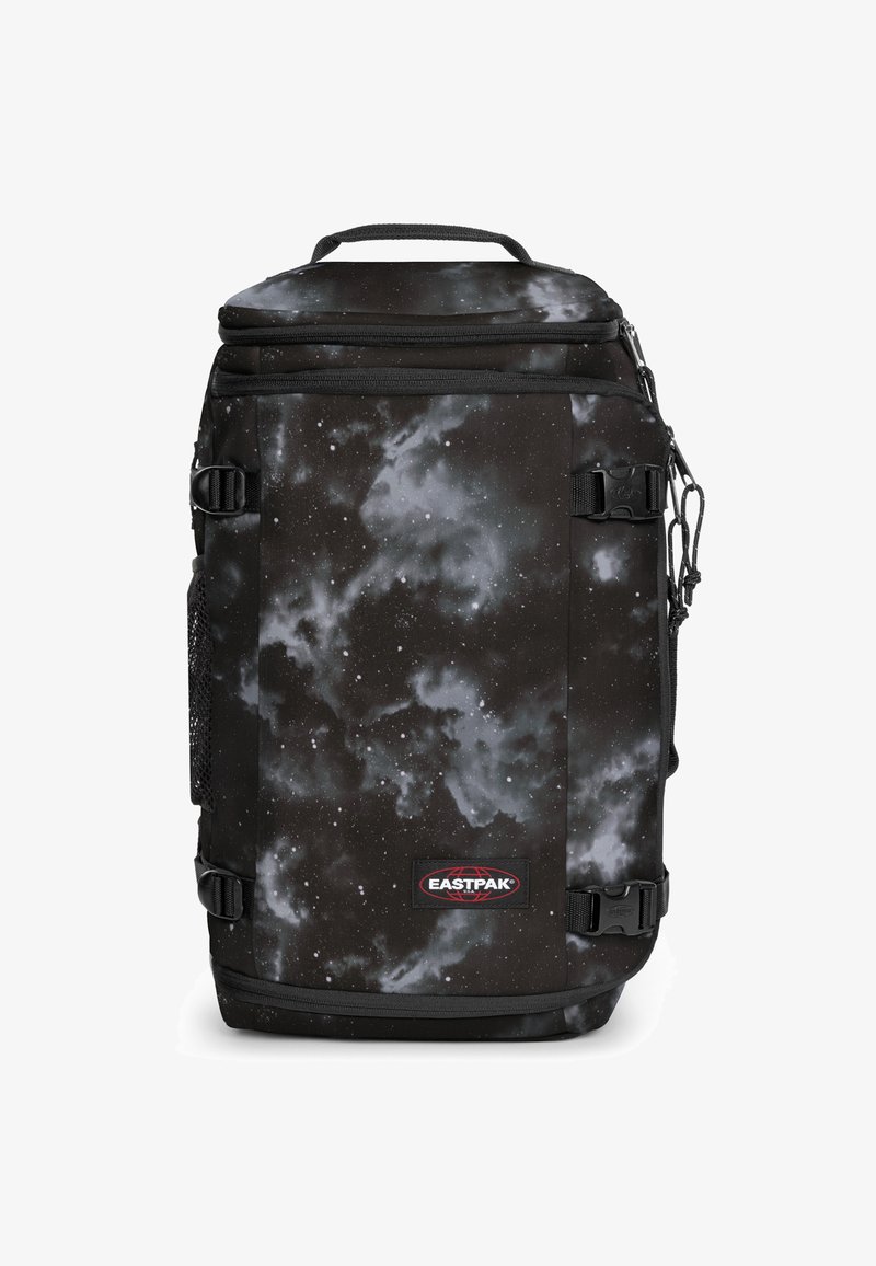 Sac à dos noir avec un imprimé galaxie présentant des nuages gris tourbillonnants et des étoiles blanches. Fabriqué en matériau durable avec fermetures à glissière et bretelles.