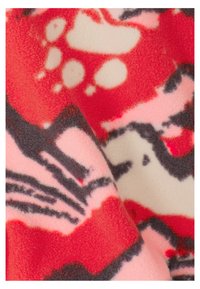 Rotes und rosa Fleecegewebe mit abstrakten Mustern in Creme und Dunkelgrau, zeigt eine weiche Textur und ein geschichtetes Design.