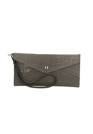 Pochette bracelet en cuir synthétique gris effet crocodile avec rabat enveloppe et fermeture à bouton-pression argenté.