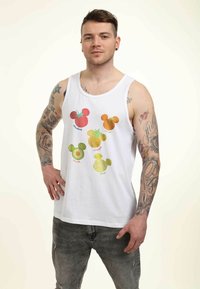 Weißes Trägertop mit bunten, fruchtigen Silhouetten von Mickey Mouse: Designs von Erdbeeren, Orangen, Ananas, Avocado und Zitronen.