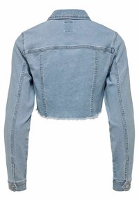 Lyhyt vaaleansininen farkkutakki, jossa on pitkät hihat, revitty helma ja tavallinen kaulus. Yksinkertainen muotoilu, ilman näkyviä kuvioita.