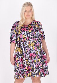 Rochie dintr-un material ușor, cu un design vibrant cu imprimeu leopard multicolor, având mâneci scurte și o siluetă evazată.