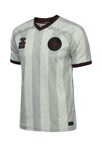 Ljusgrå sporttröja med abstrakta mönster, korta ärmar, V-hals, vinröda detaljer och en cirkulär logotyp på bröstet.