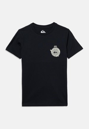 T-shirt noir à manches courtes avec col rond, petit logo Quiksilver blanc et graphisme circulaire sur le côté gauche de la poitrine.