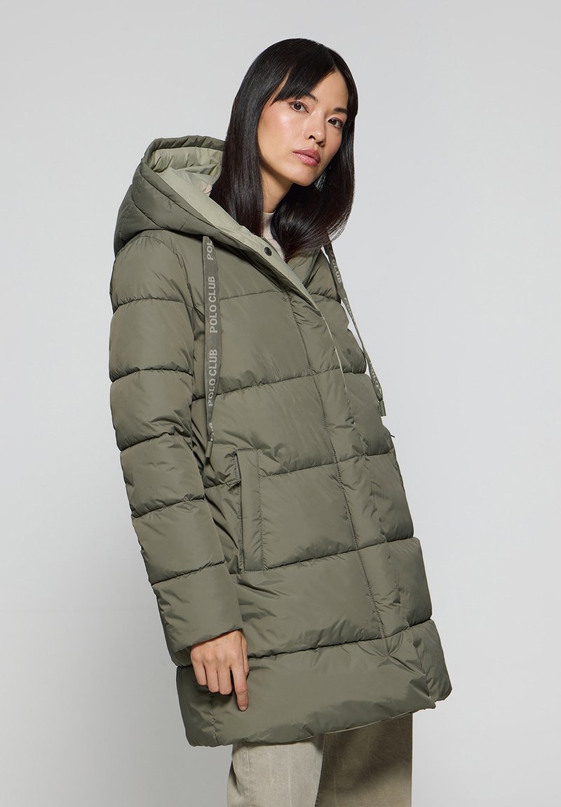 Kaki puffjacka med huva, med dragkedjestängning, sidofickor och logotypdetaljer på snörningen; kviltad textur.