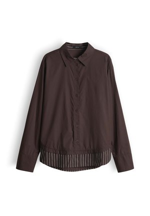 Dunkelbraunes Langarm-Hemd mit Knöpfen und Kragen, das einen kontrastierenden gestreiften Stoff aus dem Saum hervorblitzen lässt.