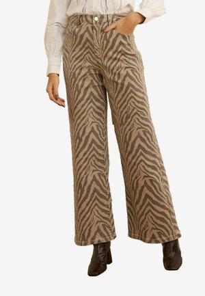 Nohavice s širokými nohavicami z béžovej látky s hnedým zebrovým pruhovaním, vybavené bočnými vreckami a zapínaním na gombík v páse.
