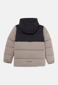 Oppustelig jakke med hætte, med et delt design i lysegrå og mørkegrå nuancer. Tekstiler med quiltede sektioner og elastiske manchetter.
