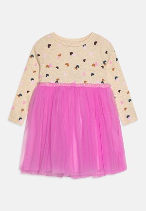 Robe à manches longues avec un haut beige orné de motifs de cœurs multicolores et une jupe en tulle rose. Tissu doux avec un design en couches.