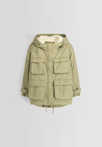 Khaki parka bunda s kapucí podšitou umělou kožešinou, velkými předními kapsami, knoflíkovým zapínáním a nastavitelnou šňůrkou v pase.