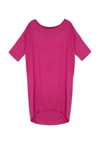 Fuksjowa, oversize koszulka z krótkimi rękawami, szerokim dekoltem, z miękkiego materiału, zaokrąglonym dołem i dłuższym tyłem, gładka, bez wzorów ani akcentów.