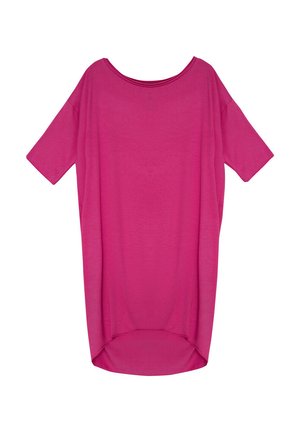 Fuksjowa, oversize koszulka z krótkimi rękawami, szerokim dekoltem, z miękkiego materiału, zaokrąglonym dołem i dłuższym tyłem, gładka, bez wzorów ani akcentów.