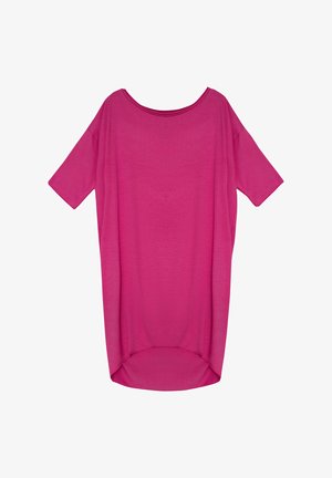 Fuksjowa, oversize koszulka z krótkimi rękawami, szerokim dekoltem, z miękkiego materiału, zaokrąglonym dołem i dłuższym tyłem, gładka, bez wzorów ani akcentów.