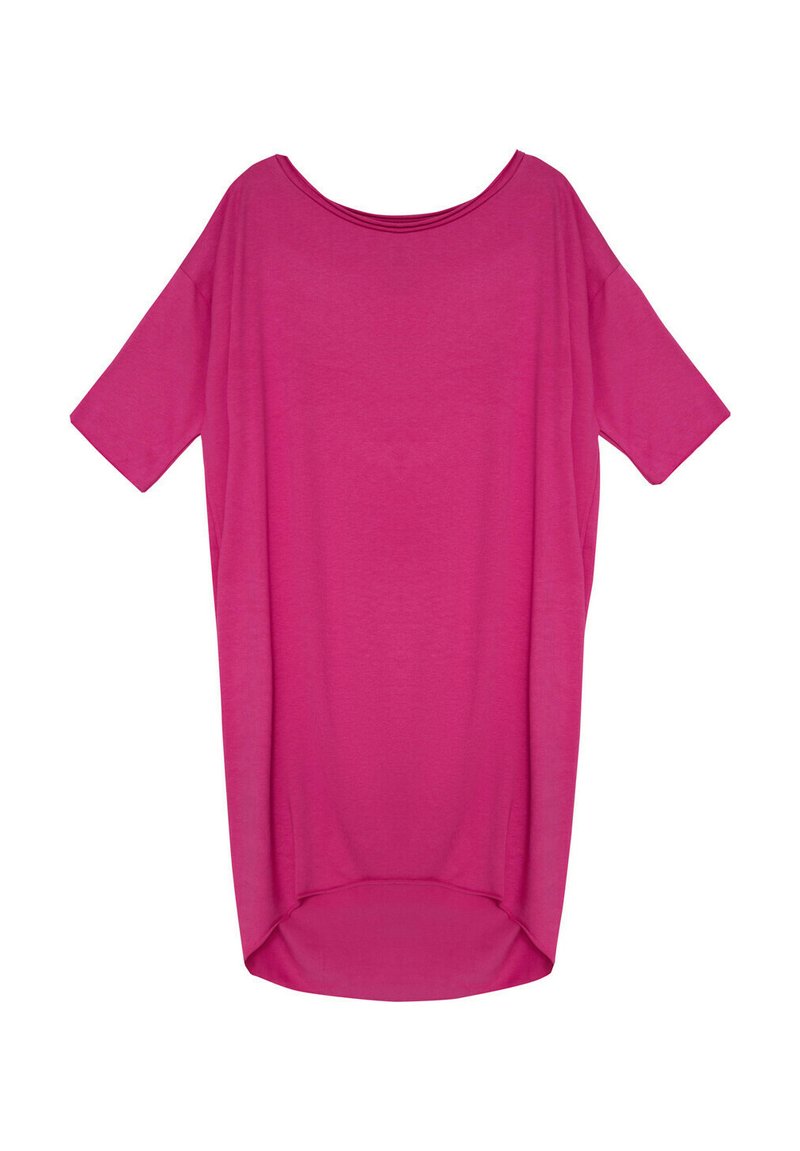 Fuksjowa, oversize koszulka z krótkimi rękawami, szerokim dekoltem, z miękkiego materiału, zaokrąglonym dołem i dłuższym tyłem, gładka, bez wzorów ani akcentów.