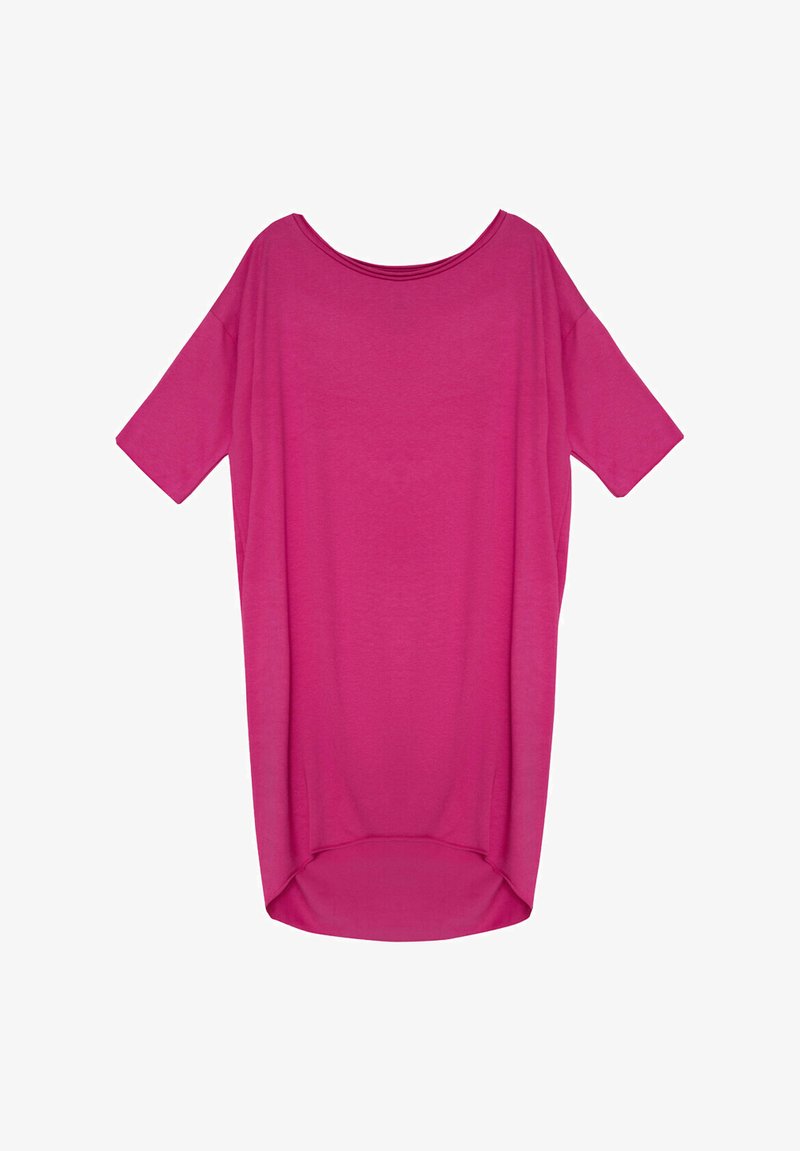 Fuksjowa, oversize koszulka z krótkimi rękawami, szerokim dekoltem, z miękkiego materiału, zaokrąglonym dołem i dłuższym tyłem, gładka, bez wzorów ani akcentów.