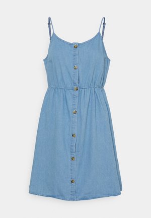 Lichtblauwe denimjurk met dunne verstelbare bandjes, knoopsluiting aan de voorkant en een elastische taille met plooien.