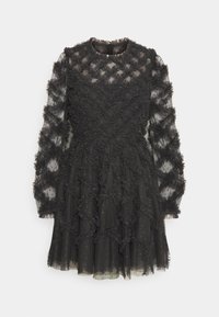 Robe noire avec un corsage texturé orné de volants, manches longues en tulle transparent, et jupe en tulle superposée. Ajustée à la taille.