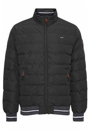 Schwarze Pufferjacke mit gestepptem Design. Verfügt über einen hohen Kragen, Reißverschlusstaschen und gerippte Bündchen mit kontrastierenden Streifen.