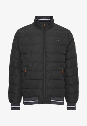 Schwarze Pufferjacke mit gestepptem Design. Verfügt über einen hohen Kragen, Reißverschlusstaschen und gerippte Bündchen mit kontrastierenden Streifen.