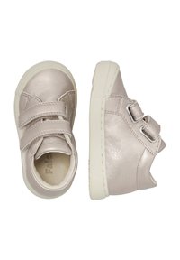 Sneakers per bambini in pelle beige chiaro con due cinturini in velcro, mostrati in vista dall'alto e di lato su uno sfondo bianco.