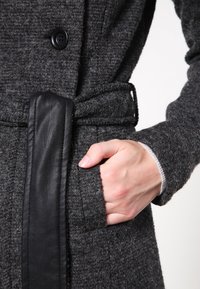 ONLY Klassisk frakke - mottled dark grey