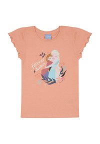 Różowa koszulka dziecięca z krótkimi, falbaniastego rękawami, z grafiką przedstawiającą dwie postacie przytulające się, otoczone kwiatowymi akcentami.