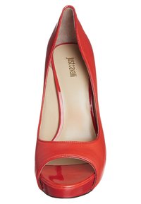 Escarpin ouvert en cuir verni rouge avec un design élégant, une silhouette pointue et un détail de logo subtil sur la semelle intérieure.