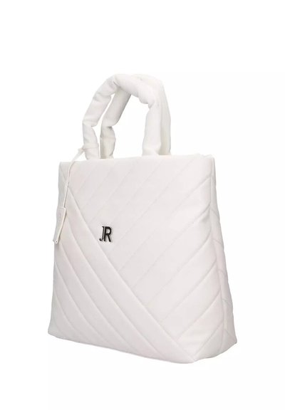 Weiße gesteppte Tasche mit diagonaler Struktur, ausgestattet mit gepolsterten Griffen und einem kleinen metallischen "JR"-Logo auf der Vorderseite.