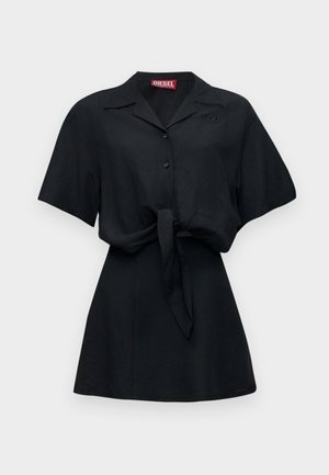 Cămașă neagră cu mâneci scurte, nasturi în față, nod legat în față, gulere largi și logo Diesel pe piept, asortată cu o fustă cu talie înaltă.