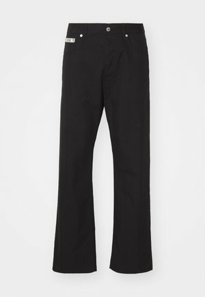 Pantalons en coton noir avec une coupe droite, dotés d'une fermeture à bouton à l'avant, de deux poches latérales et d'une petite étiquette de marque sur la taille.