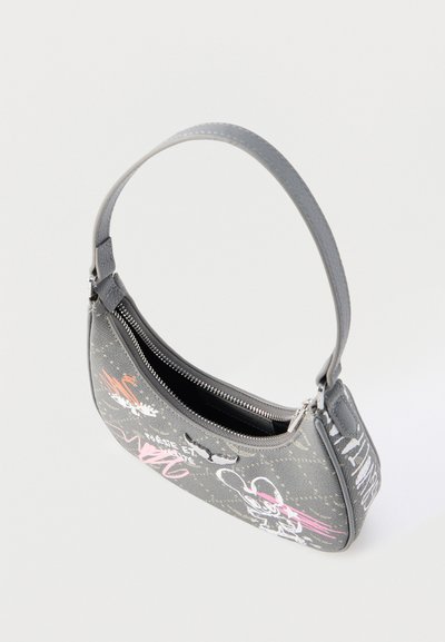 Γκρι τσάντα χειρός με κοντό λουράκι, φερμουάρ στην κορυφή και σχέδια σε στυλ γκράφιτι σε ροζ, λευκό και πορτοκαλί σε υφή επιφάνειας.