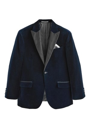Blazer in velluto blu navy con revers in raso nero a punta, chiusura con un solo bottone, due tasche frontali con patta e un fazzoletto bianco nel taschino sul petto.