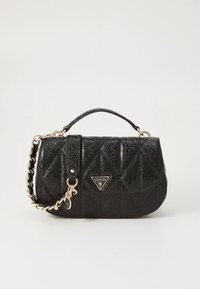 Schwarze Handtasche mit gesteppter Optik, einem Logo-Schild, silberner Hardware und abnehmbarem Kettenriemen für vielseitigen Einsatz.