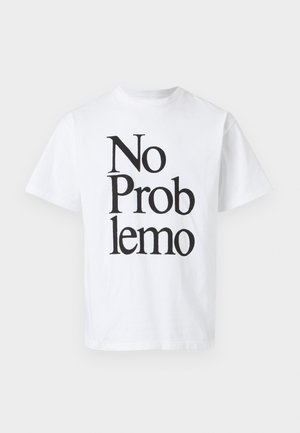Hvid bomulds T-shirt med sort tekst, der siger "No Problemo" i varierende skriftstørrelser. Klassisk crew neck design med korte ærmer.