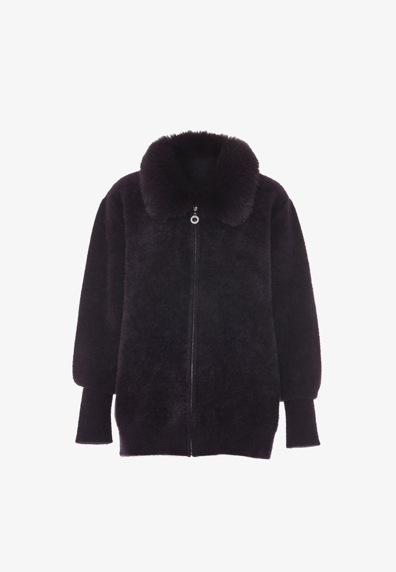 Fekete bolyhos dzseki prémgallérral, cipzárral elöl, és túlméretezett ujjal, bordás mandzsettákkal. Puha tapintású és kényelmes fazonú.