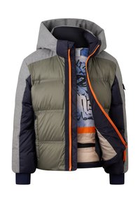 Een pufferjack met een groene voorkant, marineblauwe mouwen, een grijze capuchon en een oranje rits. De binnenkant vertoont een blauw patroon met oranje accenten en gaas.