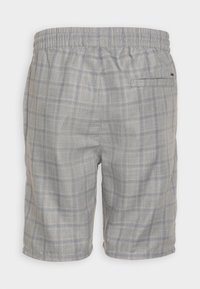 Pantalones cortos de cuadros grises con cinturilla elástica, que presentan patrones de cuadros azules y dorados, un bolsillo trasero y una tela ligera.
