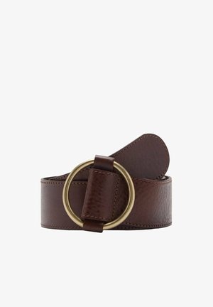 Ceinture en cuir marron avec une finition texturée, dotée d'une grande boucle ronde en laiton et d'un design simple. La largeur est uniforme tout au long de la ceinture.