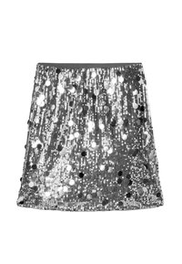 Mini-jupe en sequins argentés à coupe droite, présentant une surface brillante et réfléchissante ainsi qu'une ceinture élastique. Texture lisse avec des accents circulaires.