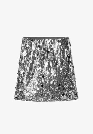 Mini-jupe en sequins argentés à coupe droite, présentant une surface brillante et réfléchissante ainsi qu'une ceinture élastique. Texture lisse avec des accents circulaires.