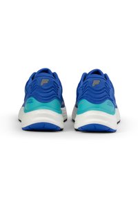 Blauwe sportieve schoenen met een gestructureerde bovenkant en contrasterende aquakleurige accenten. De dikke witte zool heeft een blauwe loopzool en subtiele branding.